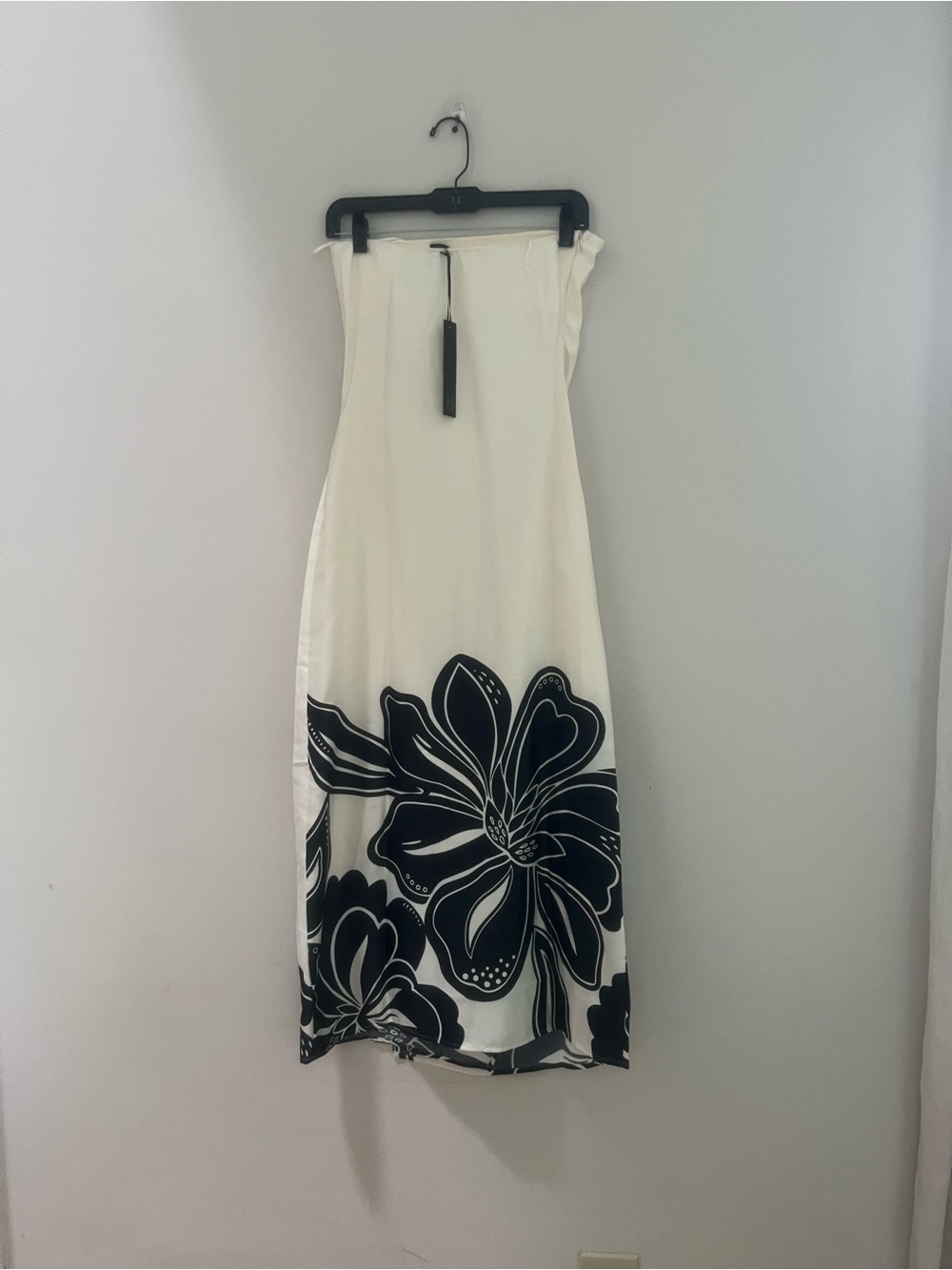 House of Harlow 1960 Strapless Cream Maxi Dress with Black Floral Hem - Picture 7 of 9